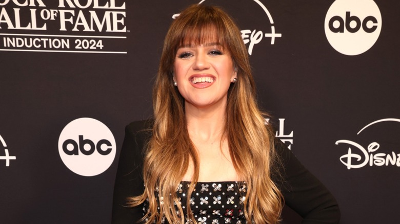 Kelly Clarkson smiling on the red carpet