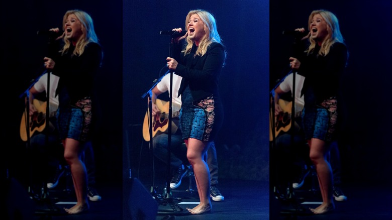 Kelly Clarkson on stage without shoes