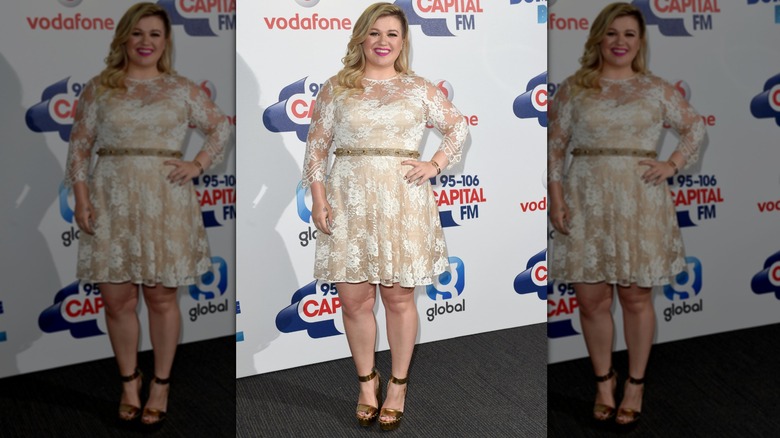 Kelly Clarkson posing on the red carpet at Capital FM's Summertime Ball