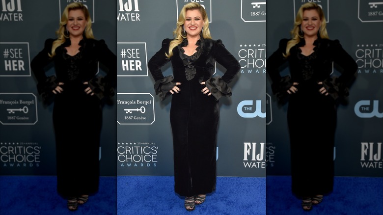 Kelly Clarkson on the red carpet in a black velvet gown
