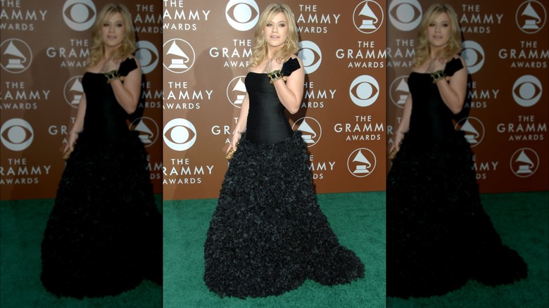 Kelly Clarkson on the red carpet in a black dress