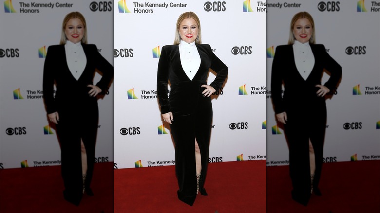Kelly Clarkson on the red carpet in a black gown