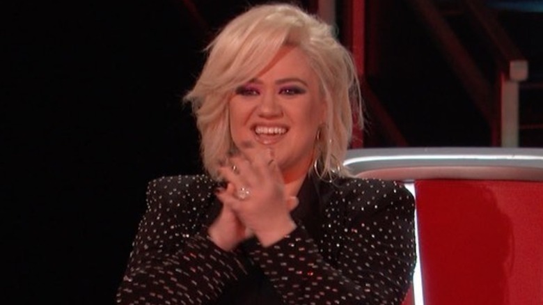 Kelly Clarkson with a blond bob