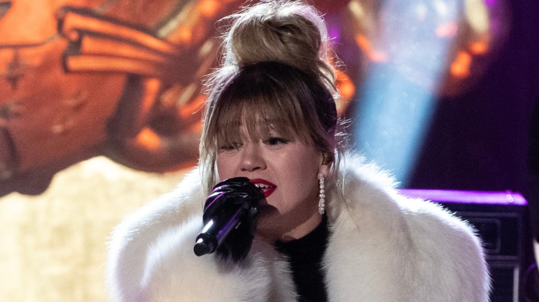 Kelly Clarkson with a large bun in 2023