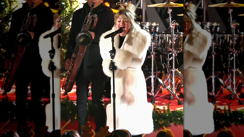 Kelly Clarkson singing in 2023