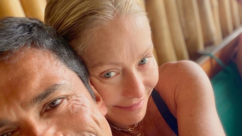 Kelly Ripa wearing no makeup while cuddling up to Mark Consuelos