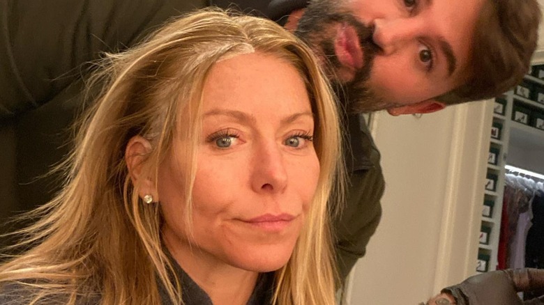 Kelly Ripa posing without makeup while getting her hair done
