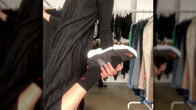 Pleated dress with split-toes