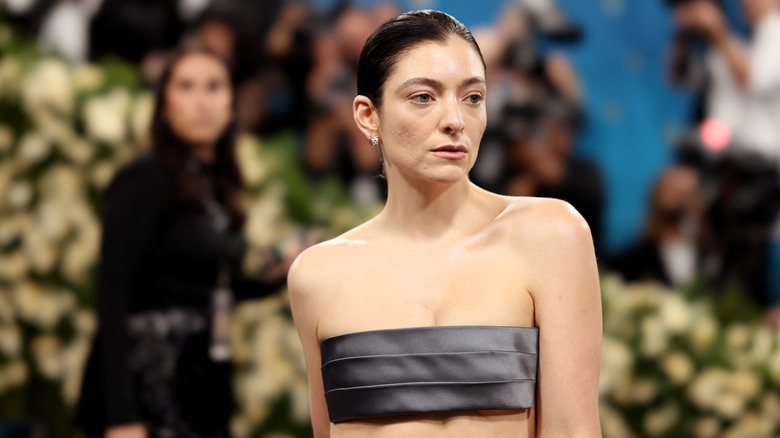 Lorde looking to the side while posing at the 2025 Met Gala