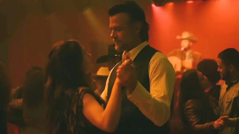 A clip of Minka Kelly and Josh Duhamel on Ransom Canyon (Season 1/Netflix)