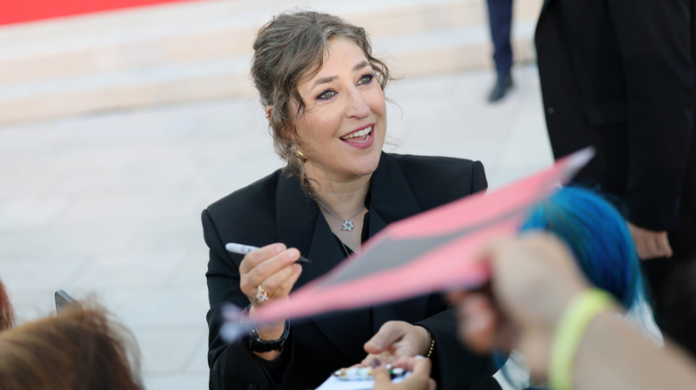 Mayim Bialik signing autographs