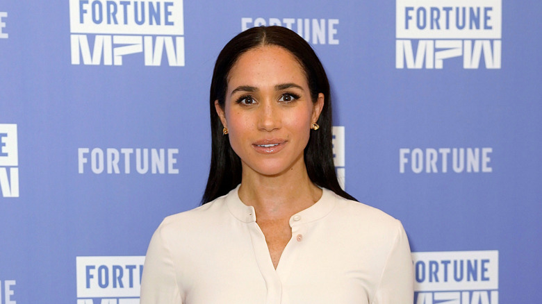Meghan Markle on the red carpet with a smoky eye and nude lip