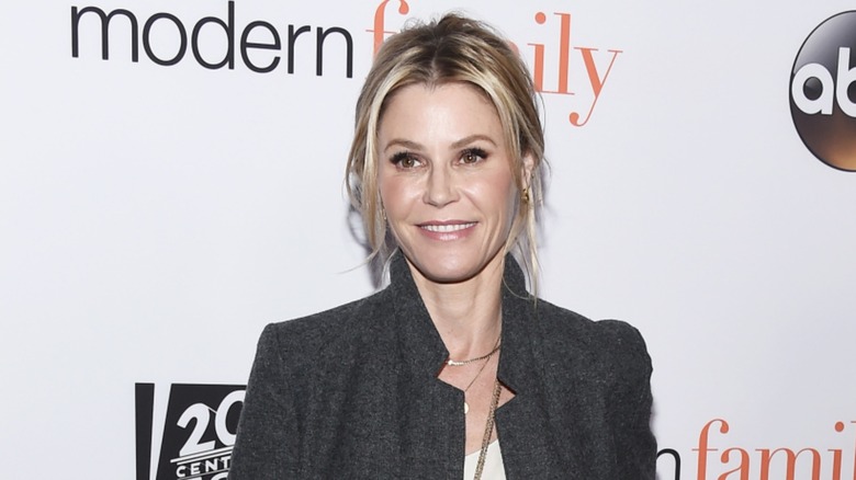 Julie Bowen smiling on the red carpet in 2018