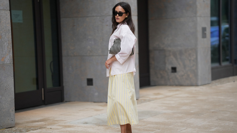 woman wearing low wedges