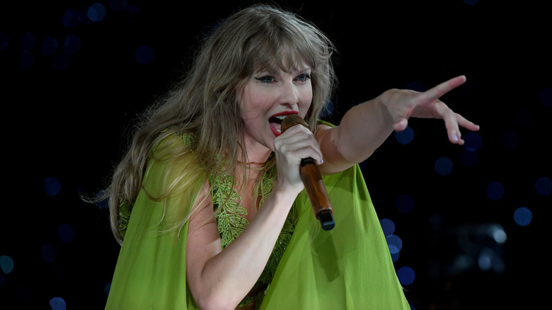 Taylor Swift performing