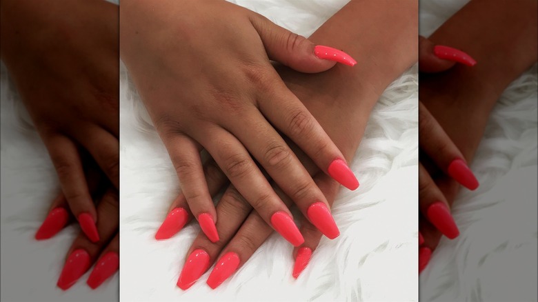 Coral manicure