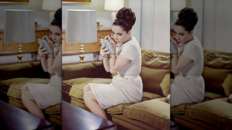 Elizabeth Taylor applies eyeliner