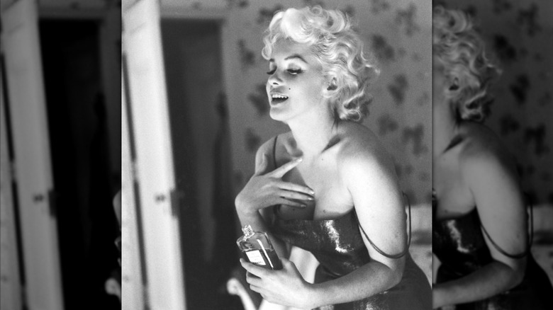 Marilyn Monroe applying Chanel No. 5 in 1955