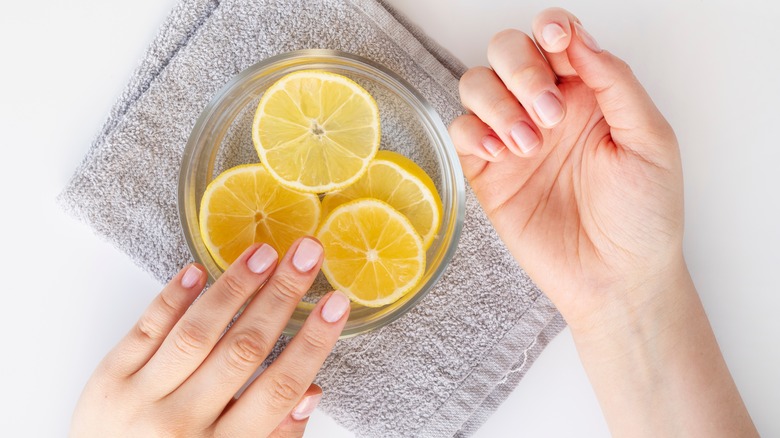 Lemon and vinegar in a bowl