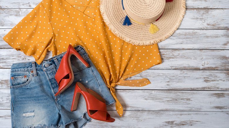 Outfit with yellow blouse, shorts and mules