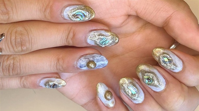 Oyster nail trend manicure
