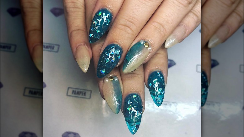 Oyster nail trend blue focus