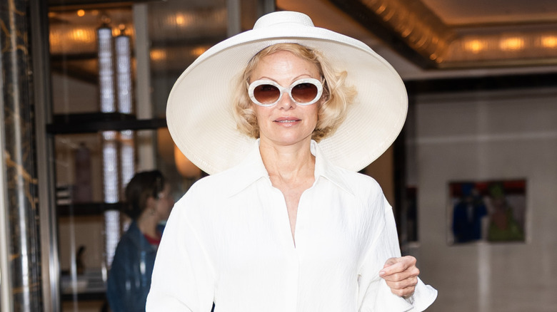 Pamela Anderson wearing white sun hat