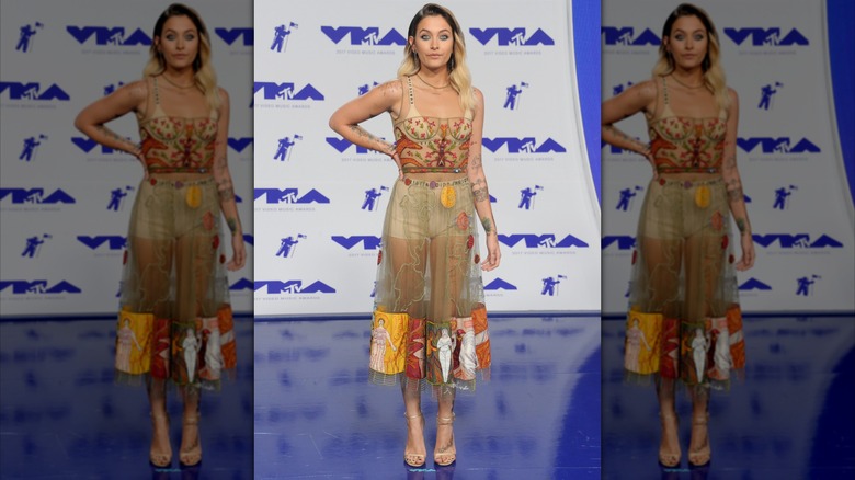 Paris Jackson arrives at the 2017 MTV Video Music Awards at The Forum on August 27, 2017 in Inglewood, California