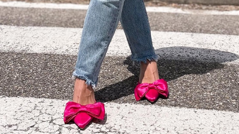 Jeans and pink pointed shoes