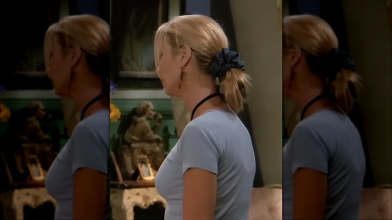Phoebe Buffay wearing a dark blue scrunchie