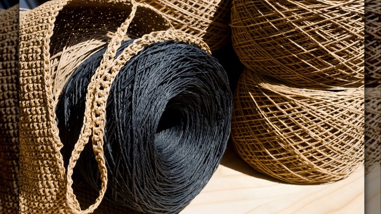 Raffia strands