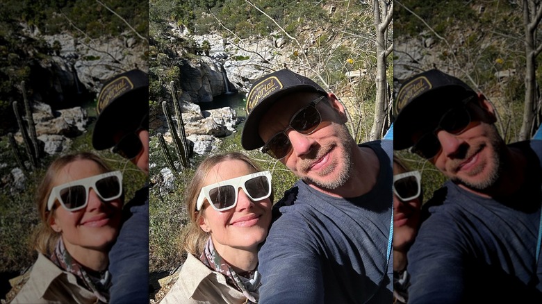 Dax Shepard and Kristen Bell posing together outside
