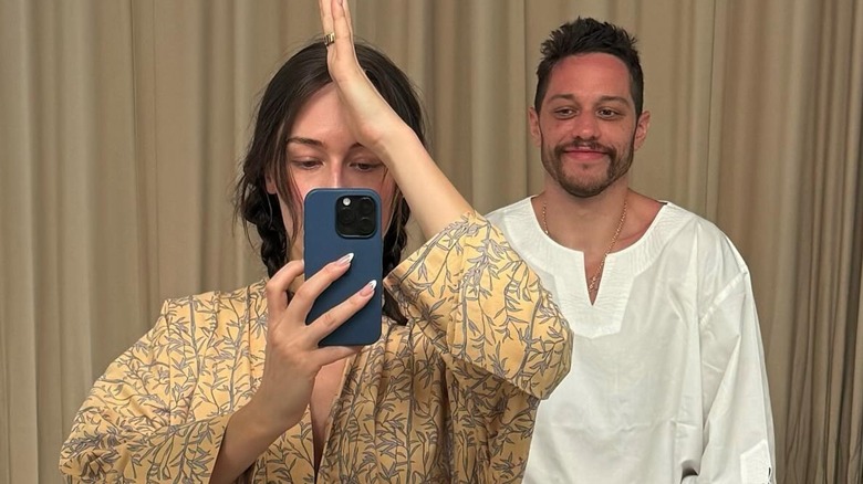 Pete Davidson and Elsie Hewitt posing in a mirror together