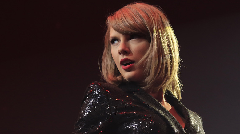 Taylor Swift wearing Ruby Woo in 2015