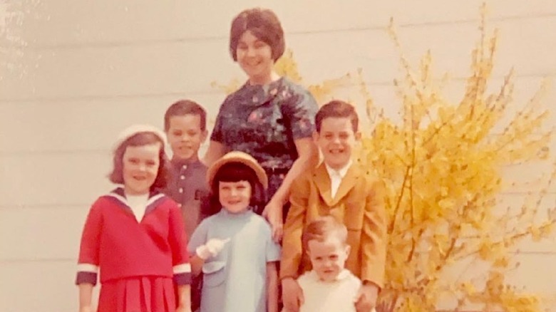 Young Rosie O'Donnell posing with her mom and siblings in the 1960s