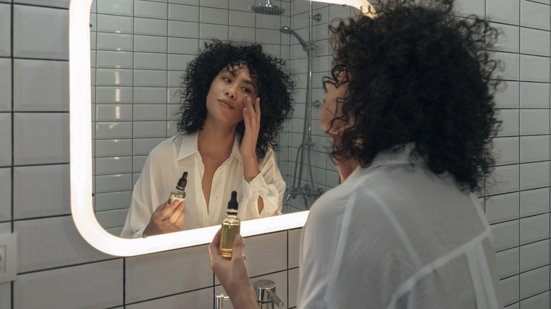 woman using oil on face