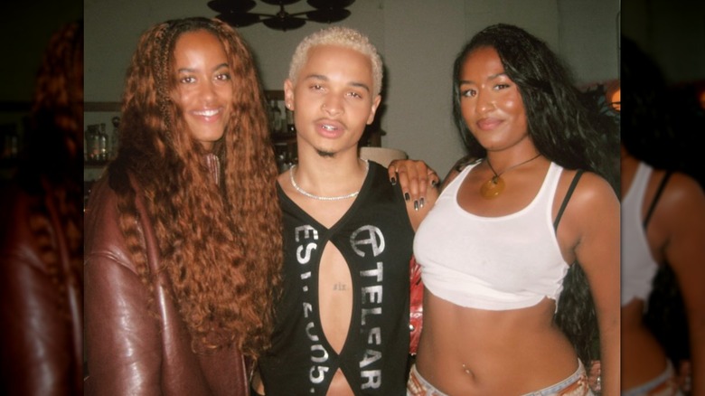 Malia Obama, Destin Conrad, and Sasha Obama pose for a picture