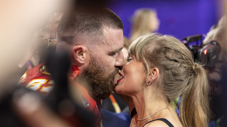 Travis Kelce and Taylor Swift kissing