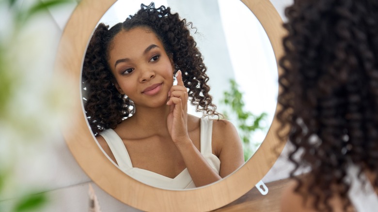 woman applying a face serum