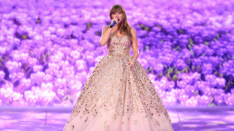 Taylor Swift performing