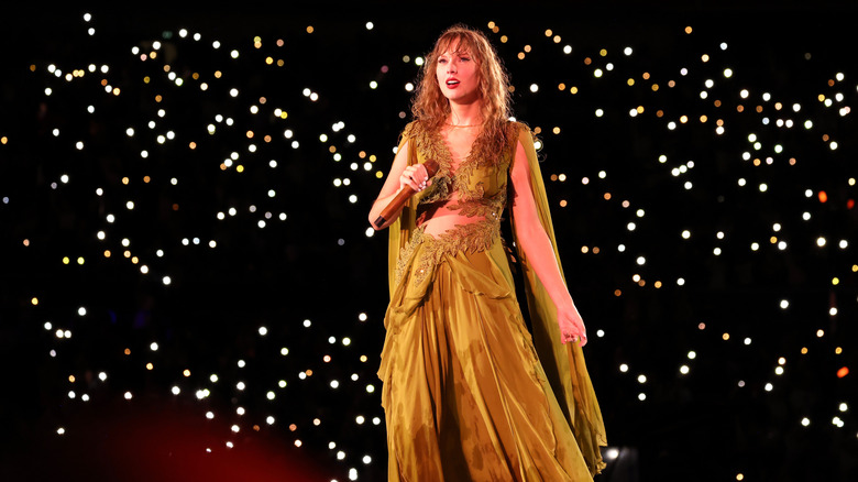 Taylor Swift performing