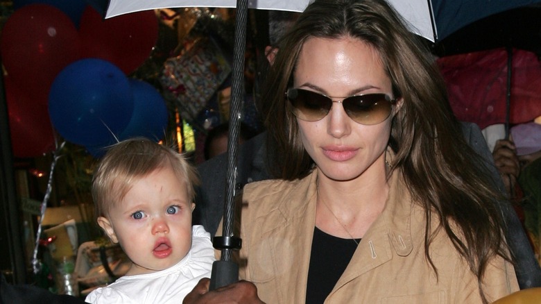 Angelina Jolie carrying Shiloh Pitt in 2007