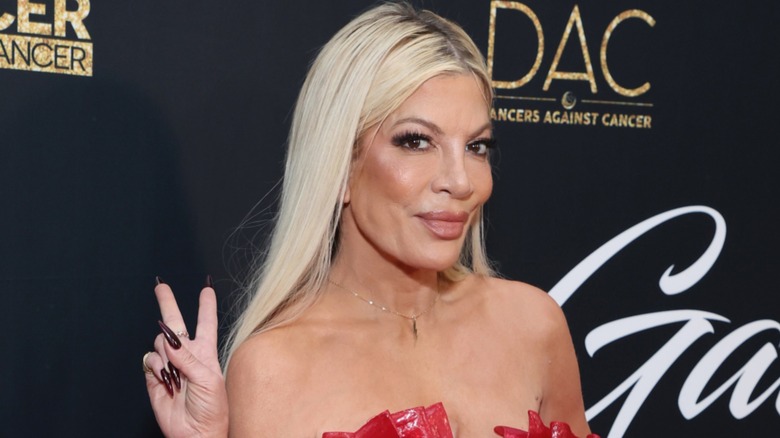 Tori Spelling posing on the red carpet