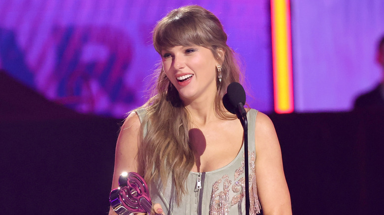 Taylor Swift accepting an award at the iHeartRadio Awards