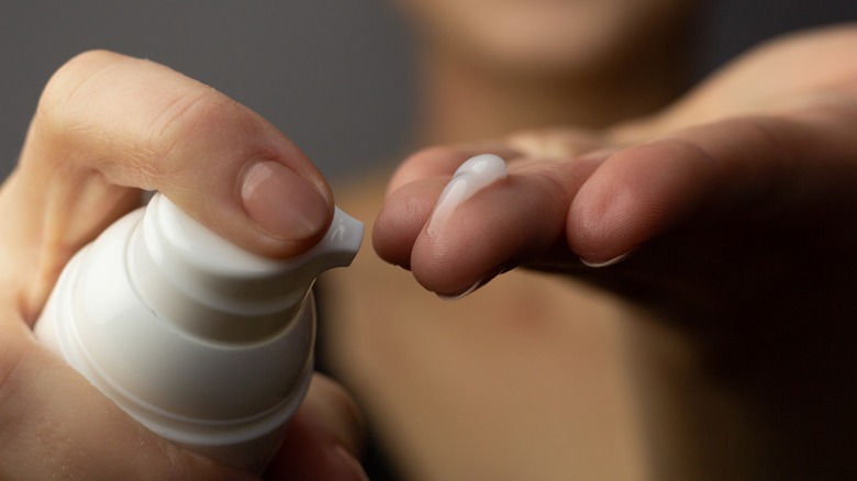 woman applying retinoid cream 