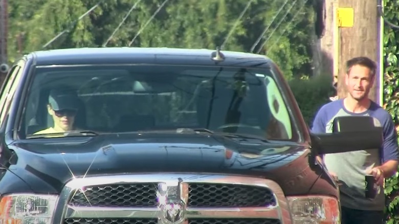 Jennifer Garner in the car waiting for John Miller
