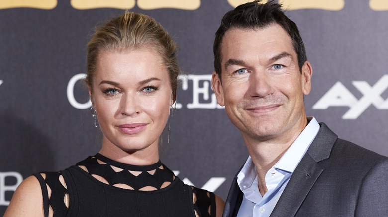 Rebecca Romijn and Jerry O'Connell posing on the red carpet