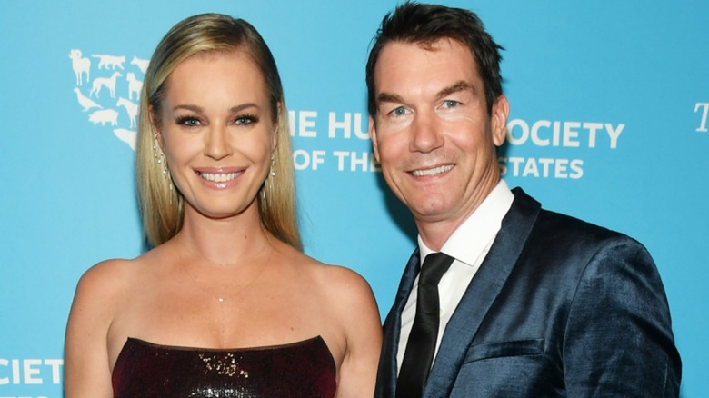 Rebecca Romijn and Jerry O'Connell posing on the red carpet