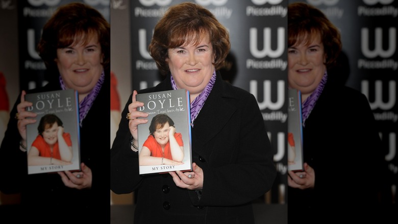 Susan Boyle holding a copy of her book The Woman I Was Born to Be – My Story at a 2009 event