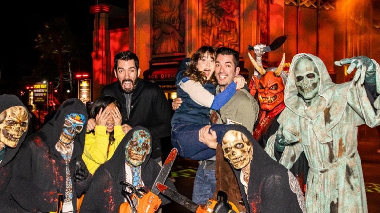 Jonathan Scott, Drew Scott, Drew Scott's wife, and Zooey Deschanel take a photo at Universal's Halloween Horror Night (October 2019)